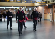 FOTO: Latvijas bobslejisti ierodas lidostā, lai mērotu ceļu uz Milānas olimpiskajām spēlēm