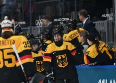 Vācijas hokejistes olimpiskajāš spēlēs pārspēj Japānas izlasi