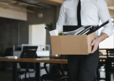 В Латвии готовят поправки к закону, согласно которым станет гораздо проще увольнять людей с работы