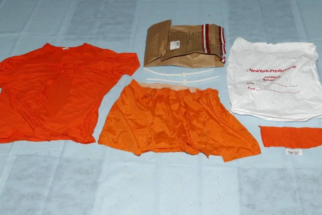 Pierādījumu ieraksti liecina, ka krekls, kas, domājams, slimnīcā tika nogriezts no Epstīna līķa, vēlāk tika atgriezts no slimnīcas kopā ar citām viņā personīgajām mantām.