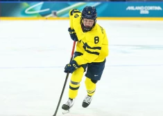 Zviedrijas hokejistes olimpiskajās spēlēs sagrauj Itāliju