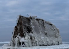 Зимний экстрим на Мангальсале: к затонувшему 75 лет назад судну теперь можно дойти по льду