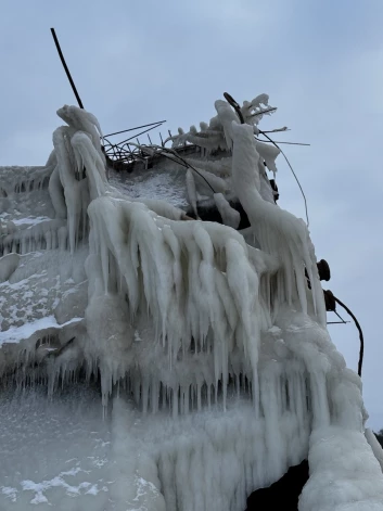 Дополнительный эффект создают ледяные наросты: волны и брызги намерзают на корпусе, превращая его в почти скульптурный объект.