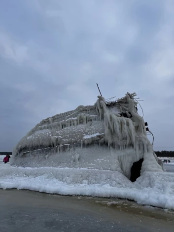 Зимой интерес к объекту растет по простой причине: когда лед у берега становится прочным, к остаткам судна можно подойти ближе, чем в другие сезоны.
