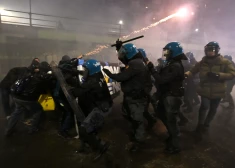 Demonstranti Milānā "saķērušies" ar policiju