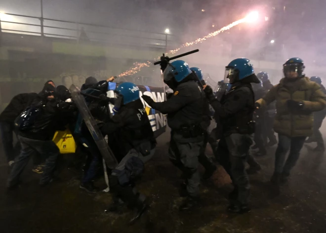 Demonstranti Milānā "saķērušies" ar policiju
