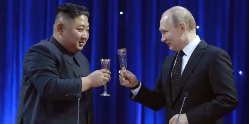 Aizvadītajā gadā Ziemeļkoreja uzsāka bezprecedenta militāru sadarbību ar Kremļa saimnieku, nosūtot uz fronti Ukrainā aptuveni 15 000 karavīru.