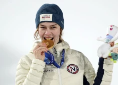 Norvēģijas sportiste Anna Udīna Strema pārpēj sezonas līderi un kļūst par olimpisko čempioni tramplīnlēkšanā