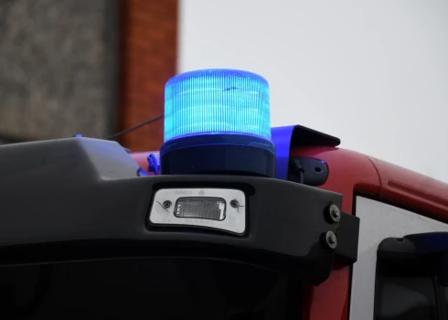 Valsts ugunsdzēsības un glābšanas dienesta automašīna ar ieslēgtām bākugunīm.