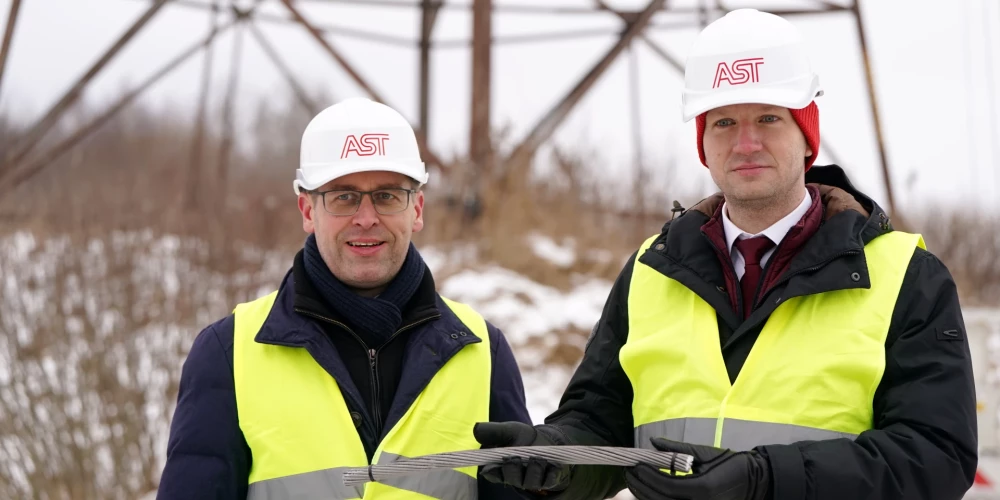 Klimata un enerģētikas ministrs Kaspars Melnis (no kreisās) un AS "Augstsprieguma tīkls" valdes priekšsēdētājs Rolands Irklis pie augstsprieguma līnijas Viļakā, kur tiek veikta atslēgšanās no Krievijas apvienotās energosistēmas (BRELL), lai kopīgi ar Lietuvu un Igauniju pievienotos Eiropas energotīklam.