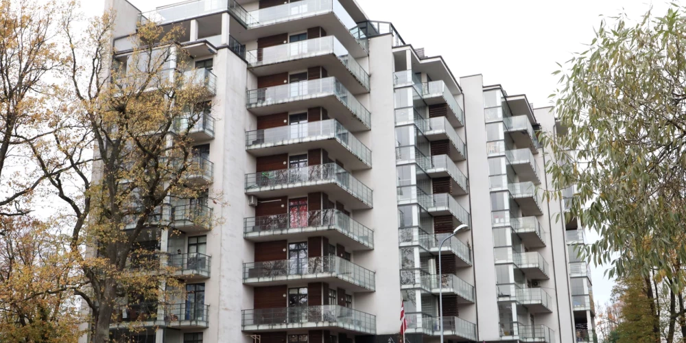 Daudzstāvu ēka Juglā.