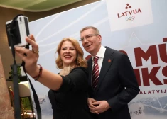 FOTO: Liepājas teātra izrāde “Latviešu raķetes” aizved Latvijas bobsleja stāstu uz Milānu