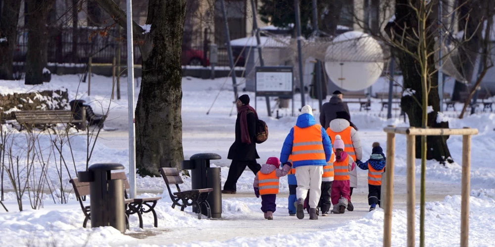 Savākts nepieciešamais parakstu skaits iniciatīvu iesniegšanai Rīgas domē pret trīs Rīgas bērnudārzu slēgšanu.