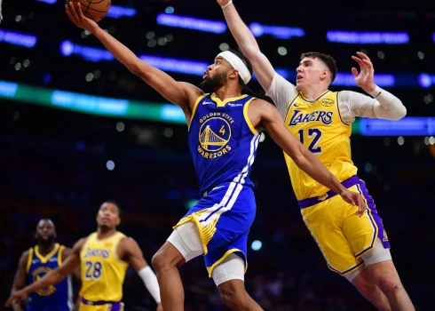 "Warriors" bez Porziņģa piekāpjas "Lakers" basketbolistiem.