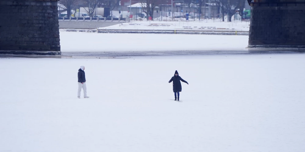 Cilvēki uz Daugavas ledus.