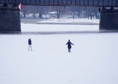 Neskatoties uz aizliegumu, cilvēki turpināja kāpt uz Daugavas ledus