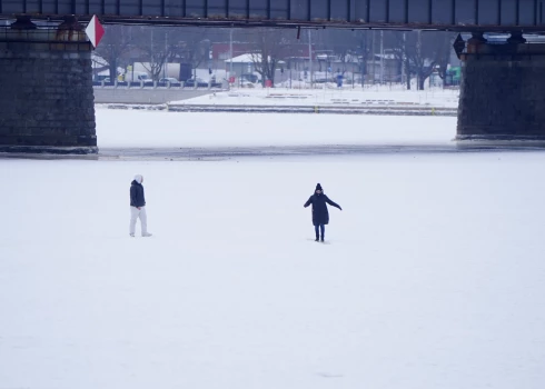 Cilvēki uz Daugavas ledus.