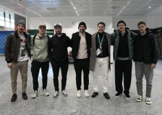 FOTO: Latvijas hokeja izlases papildinājums olimpiskajās spēlēs klāt: spēlētāji no Ziemeļamerikas ieradušies Milānā