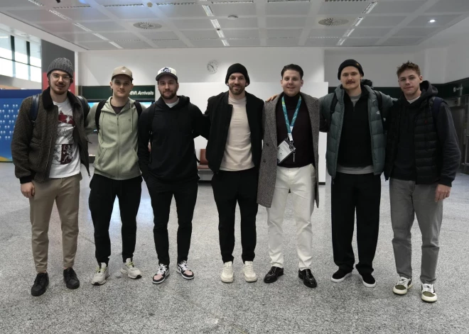 FOTO: Latvijas hokeja izlases papildinājums olimpiskajās spēlēs klāt: spēlētāji no Ziemeļamerikas ieradušies Milānā