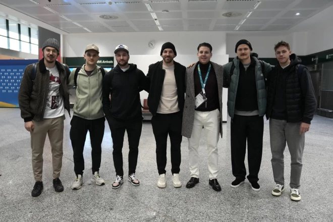 No kreisās - Artūrs Šilovs, Teodors Bļugers, Uvis Balinskis, Zemgus Girgensons, ģenerālmenedžeris Rūdolfs Kalvītis, Eduards Tralmaks un Sandis Vilmanis.