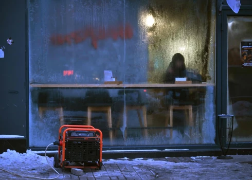 Генератор электроэнергии возле ресторана в центре Киева во время отключения электроэнергии в январе 2026 года на фоне российского вторжения в Украину. 
