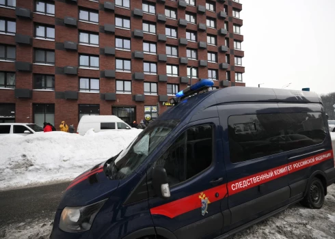 Russia General Alexeyev Assassination Attempt 9100143 06.02.2026 A car of Russian Investigative Committee is seen outside the residential building located on Volokolamskoye highway, where an unidentified assailant opened fire at Russian Defence Ministry Lieutenant General Vladimir Alexeyev, in Moscow, Russia. According to the investigation, on February 6, 2026, an unidentified person fired several shots at a man and fled the scene. The victim was hospitalized in one of the city s hospitals. Grigory Sysoev / Sputnik Moscow Russia PUBLICATIONxINxGERxSUIxAUTxESTxLTUxLATxNORxSWExDENxNEDxPOLxUKxAUSxONLY Copyright: xGrigoryxSysoevx