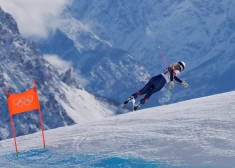 Olimpiskajā nobraucienā dramatisks pavērsiens: ASV kalnu slēpotāja Vona piedzīvo kritienu