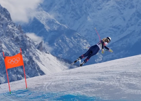 Titulētā ASV kalnu slēpotāja Vona piedzīvo kritienu olimpiskajās spēlēs.