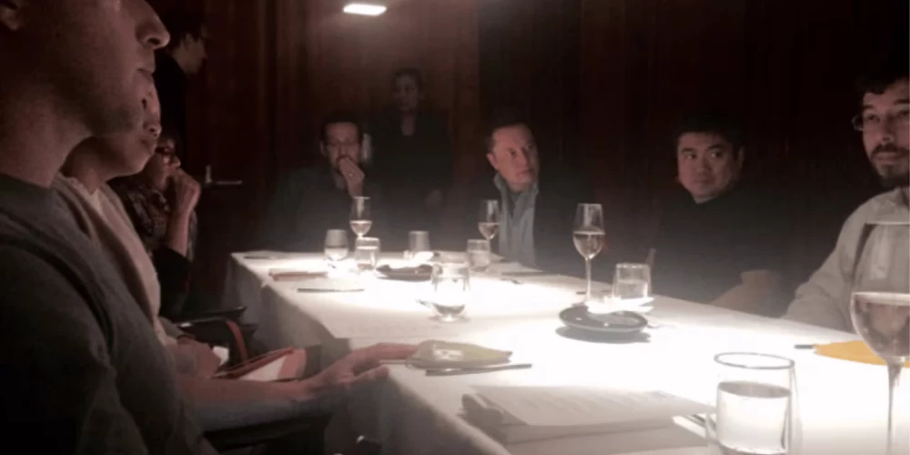 Atklāta Epstīna slepenā fotogrāfija no “trakajām” vakariņām ar tehnoloģiju titāniem.