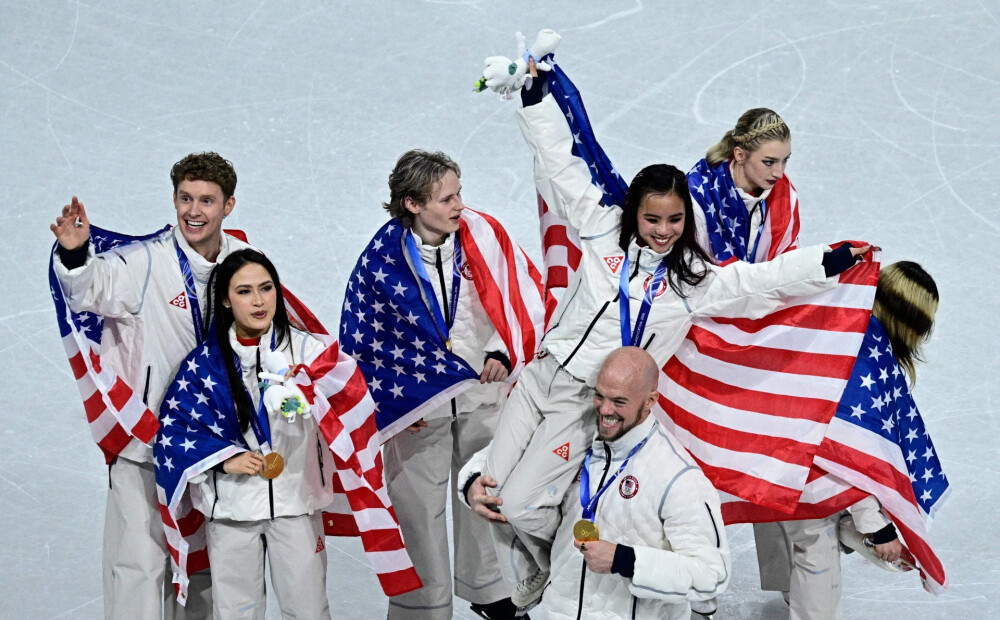 Daiļslidošanas komandu sacensībās triumfē ASV