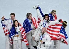 Daiļslidošanas komandu sacensībās triumfē ASV