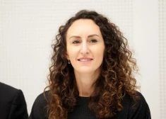 Омбудсмен критикует внезапные увольнения граждан России и Беларуси