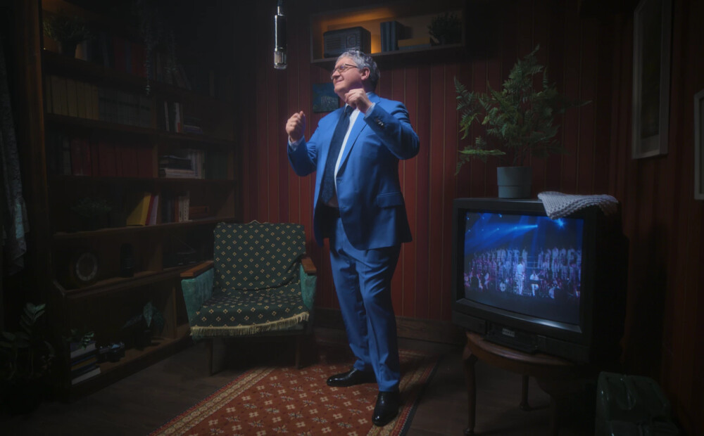 Žoržs Siksna un koris "Maska" jaunās skaņās iedzied "Bermudu divstūra" populāro hitu "Ballējam, neguļam"