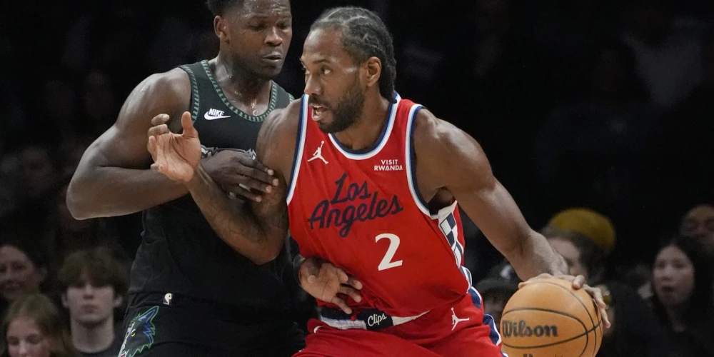 Kavai Lenards uzbrukumā pret Entoniju Edvardsu.