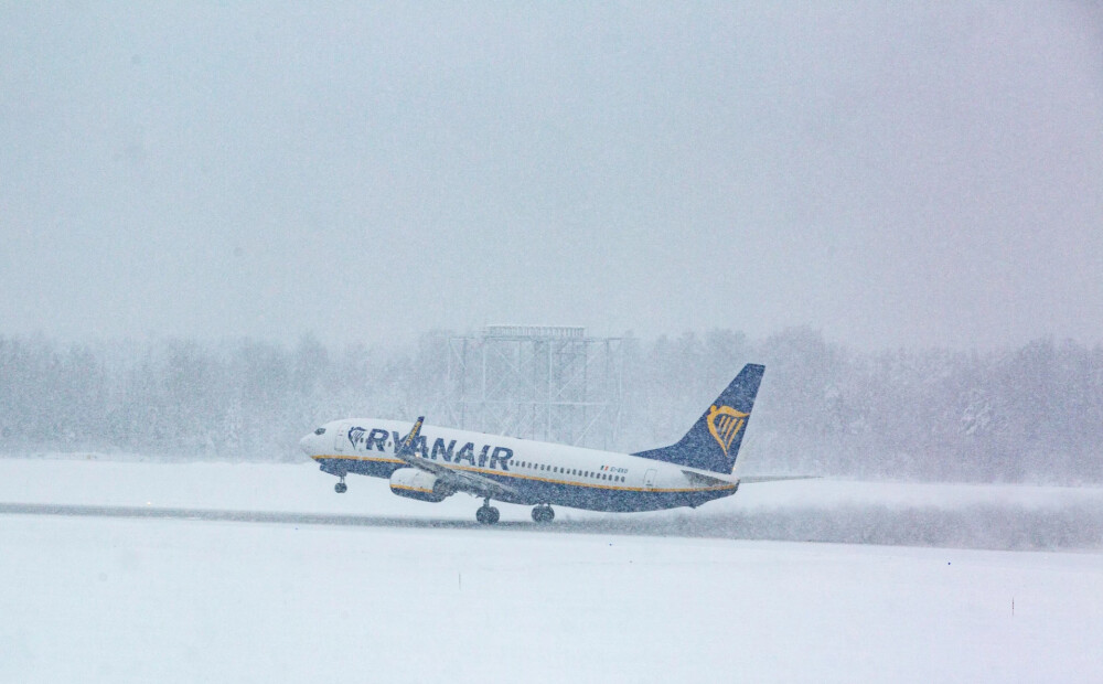 Sasalstošas miglas dēļ kavējas "airBaltic" reisi no Rīgas