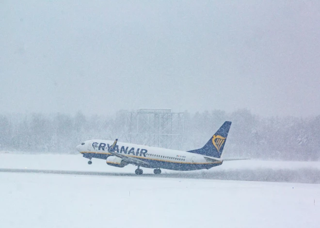 Sasalstošas miglas dēļ kavējas "airBaltic" reisi no Rīgas