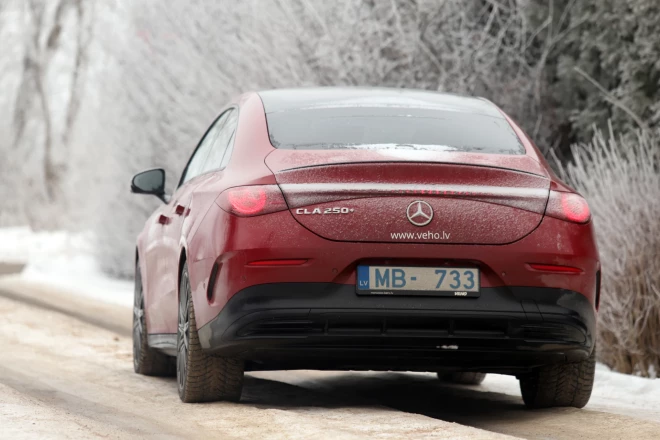 Aizmugurē iztikts bez neskaitāmām mirgojošām LED lampiņām.