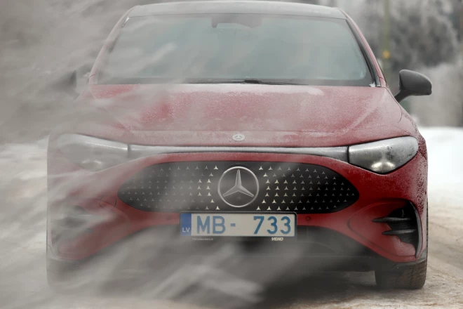 Viena liela un daudz mazu "Mercedes" zvaigznīšu grezno auto priekšgalu.