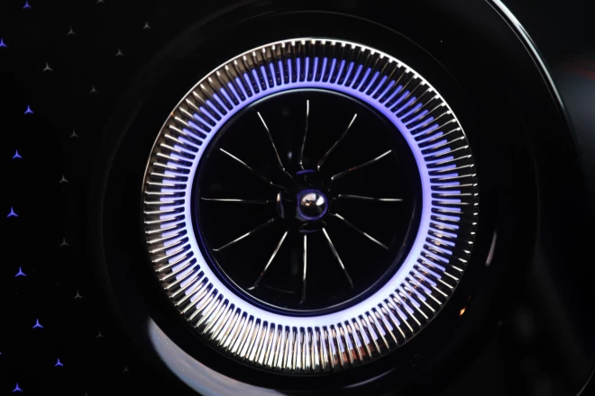 Īpašais salona akcents - izgaismotās ventilācijas atveres.