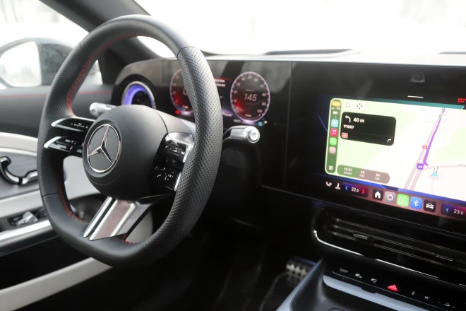 Apdares materiāli ir "premium" līmeņa - āda, alumīnijs un kvalitatīva plastmasa.