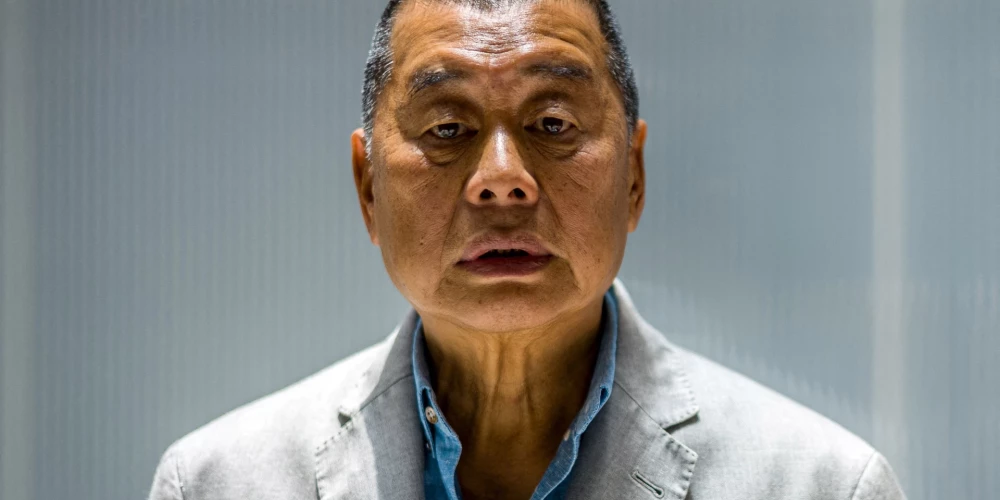 Honkongas tiesa pirmdien piespriedusi demokrātiski noskaņotajam mediju magnātam Džimijam Lajam 20 gadu cietumsodu.