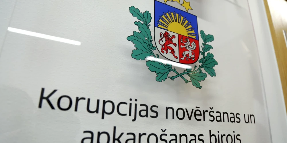 Izkārtne pie Korupcijas novēršanas un apkarošanas biroja ēkas.