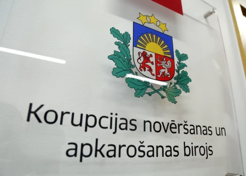 Izkārtne pie Korupcijas novēršanas un apkarošanas biroja ēkas.