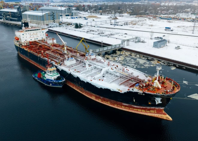 FOTO: Uz Rīgas ostu uzsāk aviācijas degvielas piegādes no ASV