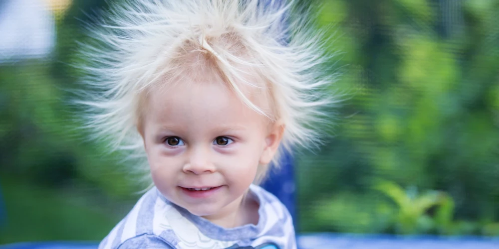 Ja runājam par ikdienišķām situācijām, piemēram, uzvelkot mugurā džemperi un tad uzreiz sniedzot roku sveicienam, tas otrs cilvēks draudzīga rokasspiediena vietā, visticamāk, saņems strāvas sitienu. (Foto: Shutterstock)