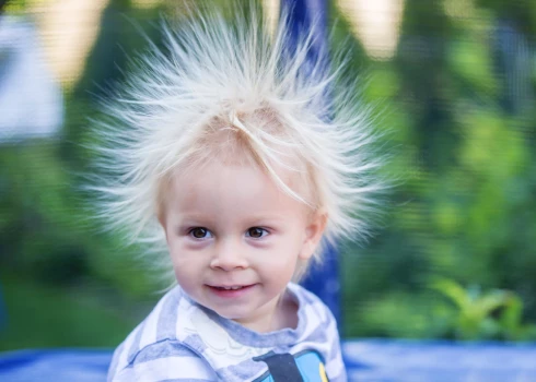 Ja runājam par ikdienišķām situācijām, piemēram, uzvelkot mugurā džemperi un tad uzreiz sniedzot roku sveicienam, tas otrs cilvēks draudzīga rokasspiediena vietā, visticamāk, saņems strāvas sitienu. (Foto: Shutterstock)