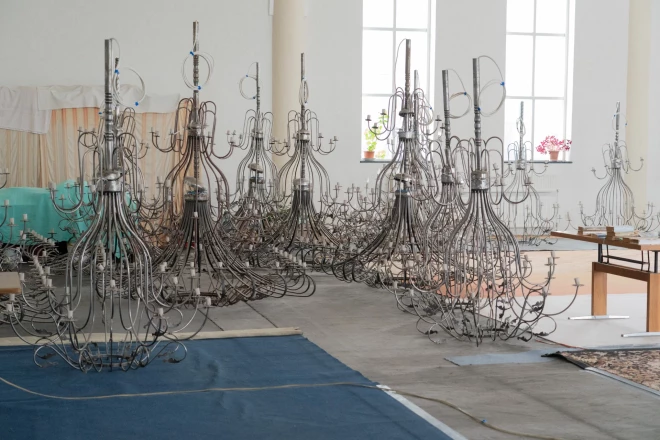 "Ģetzemanes" Lielajā lūgšanu zālē griestu lielās lustras vēl uz grīdas.