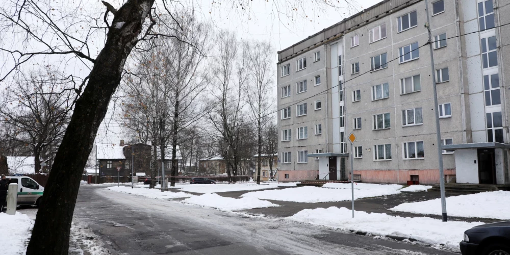 Из-за выключенных батарей в пустующих квартирах Риги замерзают целые дома.