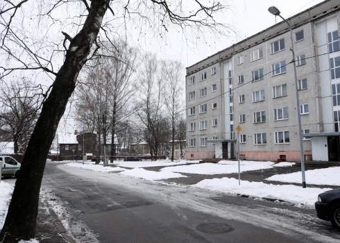 Из-за выключенных батарей в пустующих квартирах Риги замерзают целые дома.