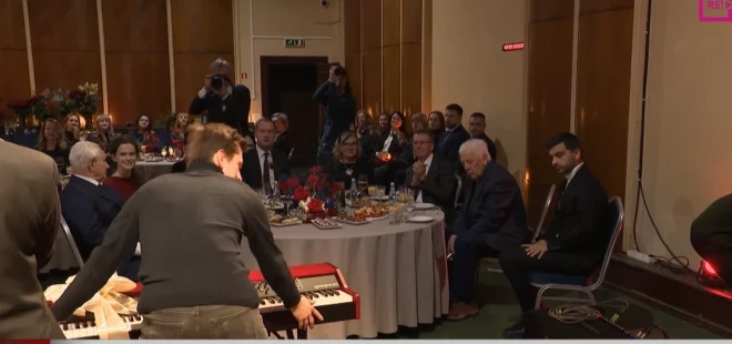 На лице Маэстро отчетливо читалось удивление по поводу подарка — цифрового пианино Nord Grand 2.